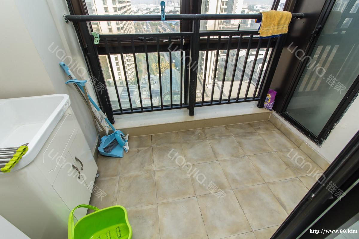 上海嘉定南翔新城公馆1室两厅全新装修的，拎包即住，附近交通方